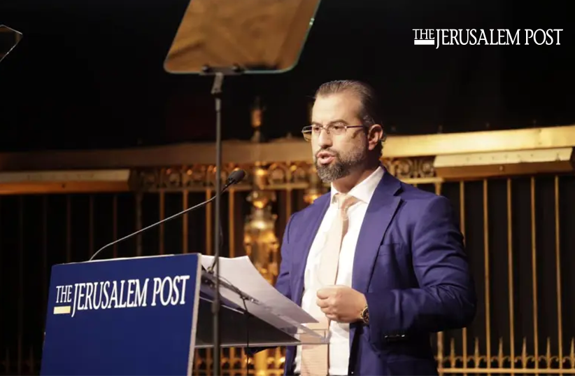 Eitan Neishlos giving a speech in front of Jerusalem post podium